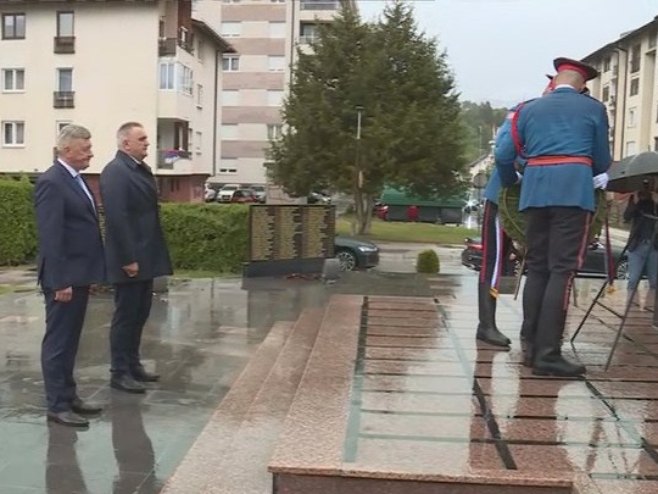 Minić i Mastilović položili vijenac na spomenik poginulim borcima u Palama