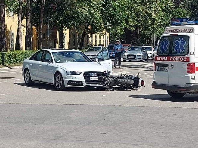 Saobraćajna nezgoda na raskrsnici kod Narodnog pozorišta u Banjaluci (VIDEO)