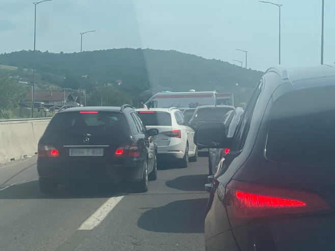 Saobraćajna nezgoda na brzoj cesti Banjaluka-Laktaši, stvaraju se gužve