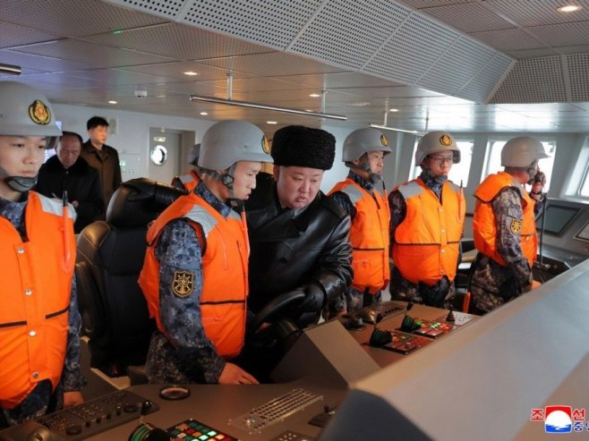 Kim DŽong Un prisustvovao testu navigacije razarača Kang Kon