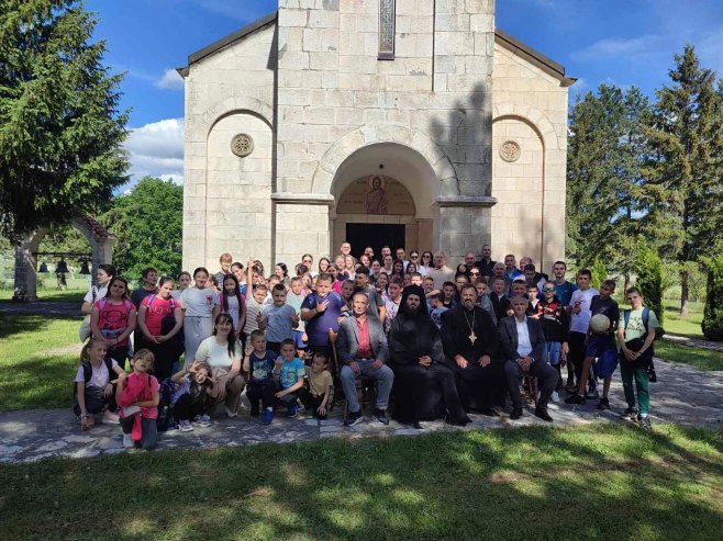 Prva organizovana školska posjeta manastiru Veselinje (FOTO)