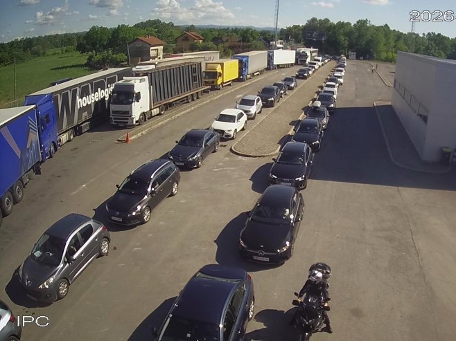 Kolone vozila satima čekaju na granici sa Srbijom, Hrvatskom, Crnom Gorom
