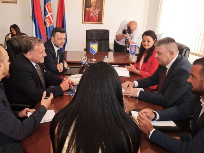 Renod Majer sa draganom Vođevićem u Mrkonjić Gradu Renod Majer sa draganom Vođevićem u Mrkonjić Gradu - Foto: RTRS