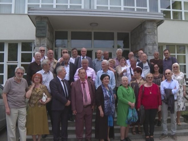50 godina mature dobojske Gimnazije - generacija učenika u školske klupe nakon pola vijeka (VIDEO)