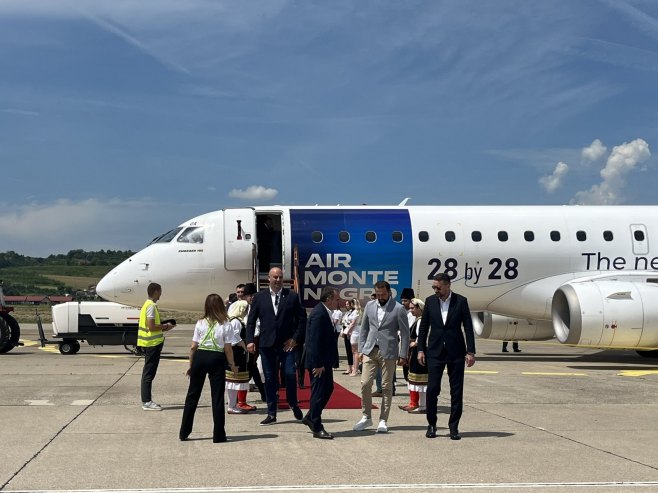 Promotivni let Tivat-Banjaluka: Avion iz Crne Gore sletio na banjalučki aerodrom (VIDEO)