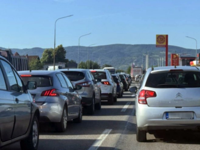 Na dionici brze ceste između Banjaluke i Laktaša kilometarske kolone