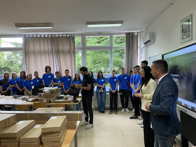Doboj: Ekonomskoj školi uručena računarska oprema, donacija Kabineta predsjednika Srpske (FOTO)