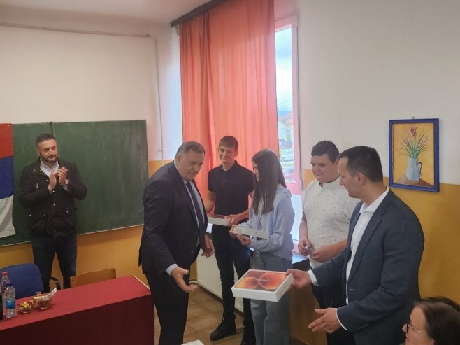 Dodik uručio informatičku opremu za troje uspješnih učenika u OŠ "Desanka Maksimović" u Dragočaju