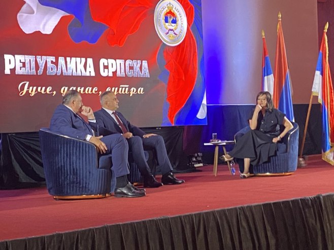 Minić i Dodik na tribini u Bijeljini: Cilj da 400.000 porodica u Srpskoj živi bolje (FOTO)