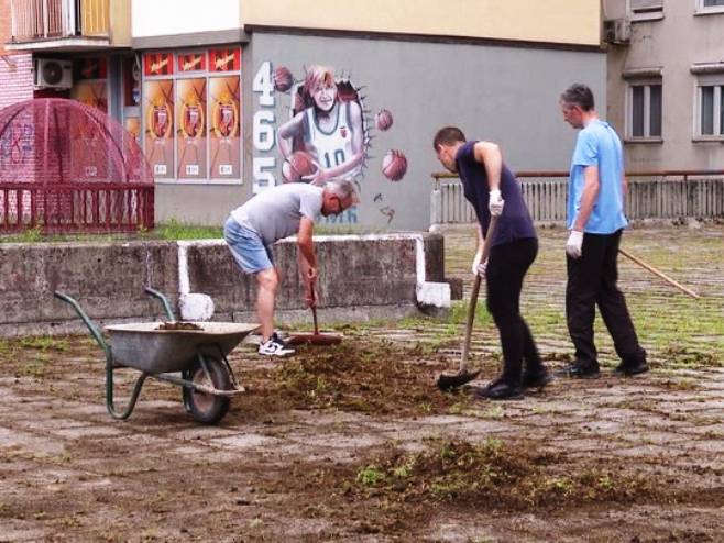 Gradske službe gluve na brojne apele Banjalučana - stanovnici naselja Centar 2 uzeli stvar u svoje ruke (VIDEO)