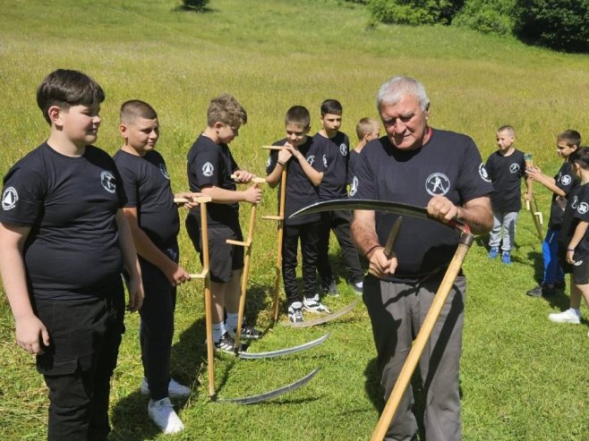 Počela Škola kosidbe na Balkani - učenje o vještinama i načinju košenja kosom kovačicom