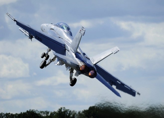 Srušio se američki borbeni avion u državi Vašington, izazvao šumski požar