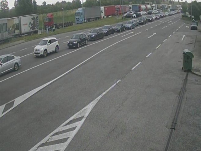 Duge kolone vozila na pojedinim prelazima
