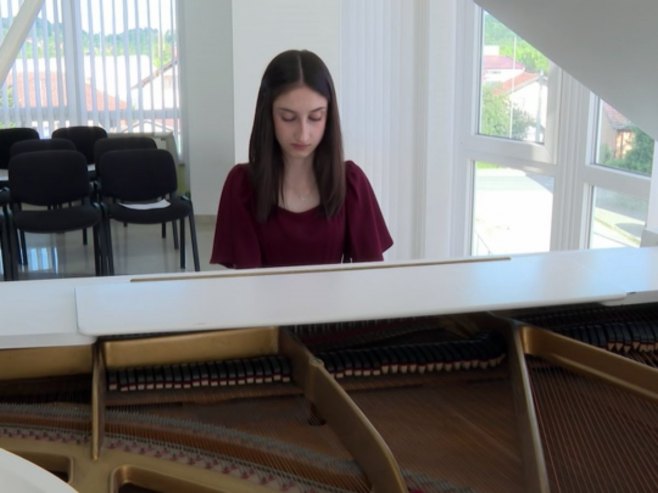 Doboj: Solistički koncert šesnaestogodišnje pijanistkinje Ane Maznejkove (VIDEO)