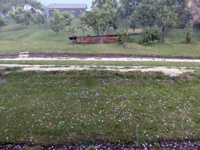 Pale: Јaka kiša i grad veličine lješnika, dio opštine bez struje (FOTO)