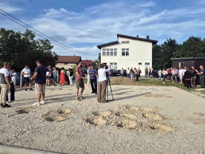 Zbog odluke Stanivukovića da zaustavi izgradnju igrališta u Donjim Kolima mještani održali protest (FOTO)