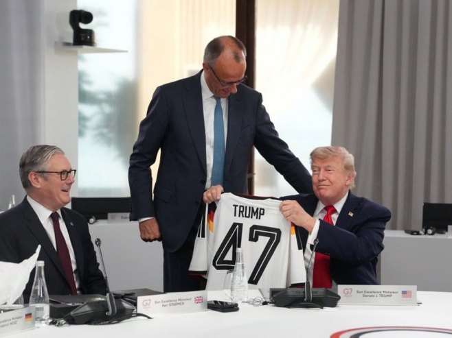 Samit G7: Merc poklonio Trampu dres njemačke fudbalske reprezentacije sa brojem 47