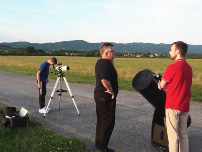 Astronomsko društvo "Sirijus" organizovalo noćno posmatranje neba Astronomsko društvo "Sirijus" organizovalo noćno posmatranje neba - Foto: RTRS