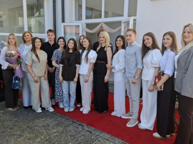 Gimnazija u Mrkonjić Gradu obilježila Dan škole i Dan đačkih postignuća (FOTO)