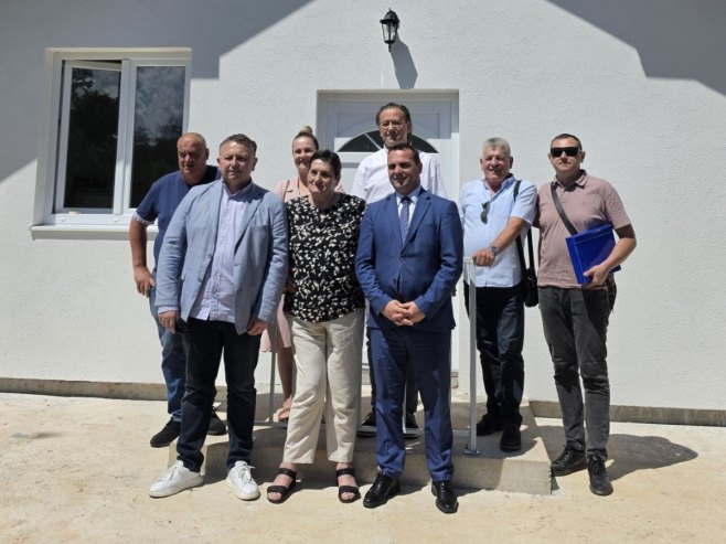 Јović uručio ključeve kuće porodici Popara iz Bileće