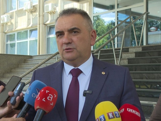 Minić: Porodica Petković iz Panjika kod Lukavca dobiće montažnu kuću