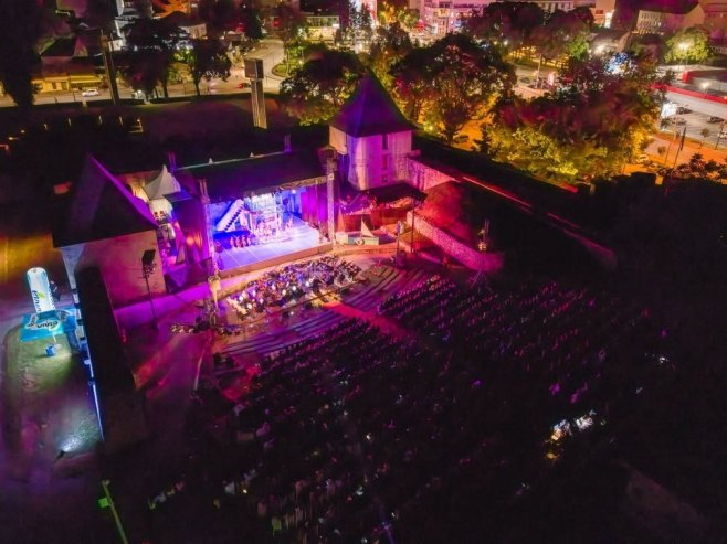 "Mamma Mia!" u Banjaluci - 140 umjetnika na sceni, impresivna scenografija i bezvremenski hitovi