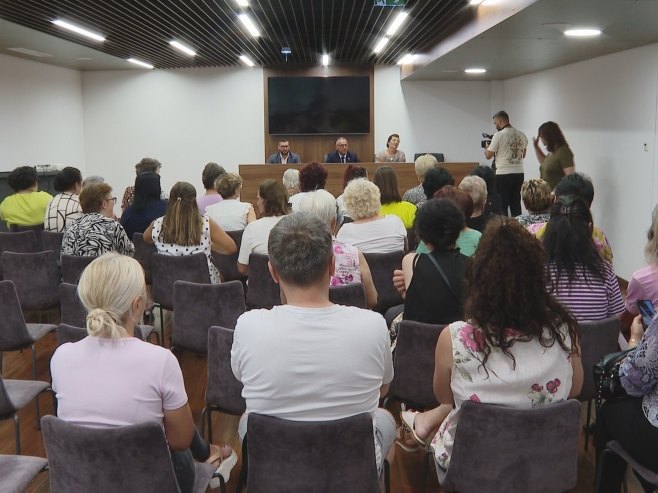 Ostojić sa članicama Udruženja žena žrtava rata Srpske Ostojić sa članicama Udruženja žena žrtava rata Srpske - Foto: RTRS