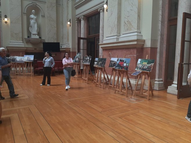 U Skupštini Srbije otvorena izložba "Iza svake izbjegličke priče stoji čovjek"