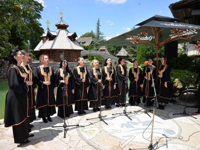 Djeca sa Kosova i Metohije i ove godine kod svojih vršnjaka u Srpskoj; Njih 800 svečano dočekano u Bijeljini