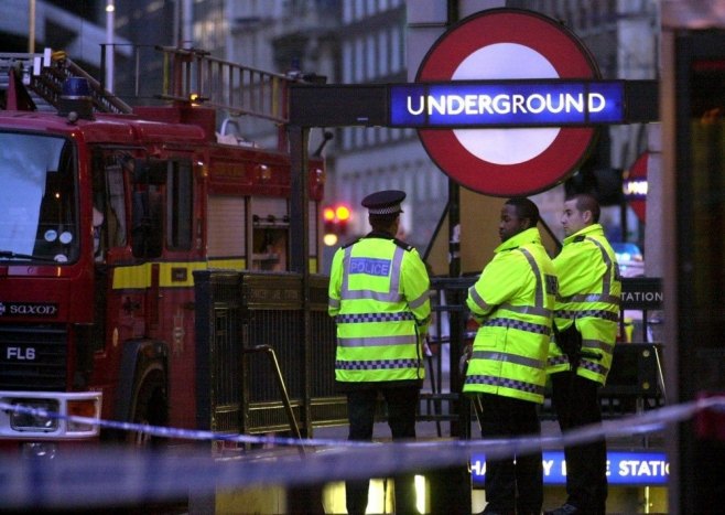 Sudar dva voza kod Bredforda u Britaniji, još nepoznat broj povrijeđenih (VIDEO)