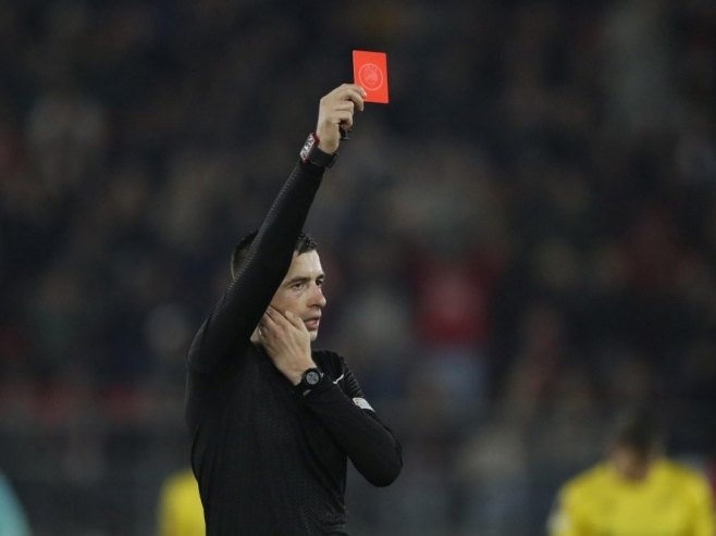 Prvi crveni karton dodijeljen zbog novog FIFA pravila (VIDEO)