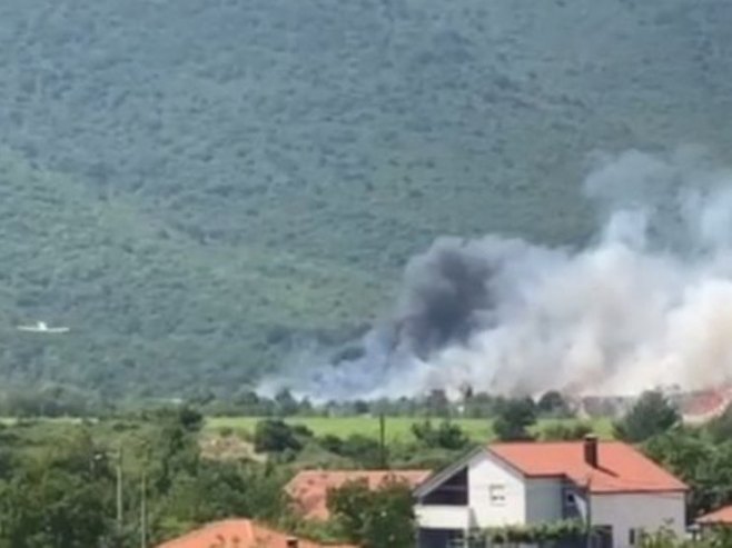 Ogroman požar na mostarskoj deponiji Uborak, građani upozoreni da ne izlaze vani zbog dima (VIDEO)
