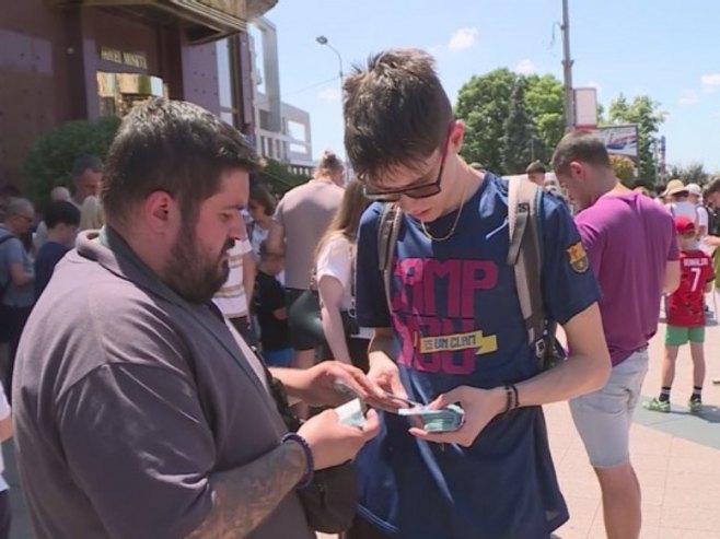Mundijal ponovo "zaludio" kolekcionare - potraga za sličicama fudbalera važnija od rezultata