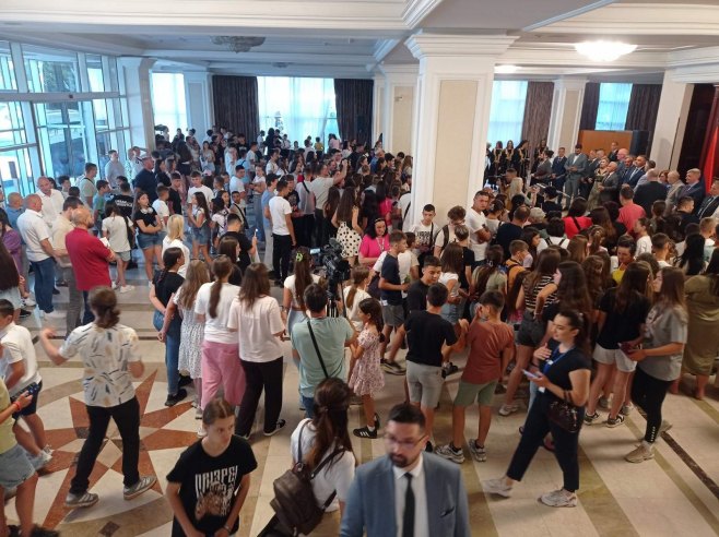 U Vladi Srpske prijem za djecu sa KiM, prisustvuju Karan i Minić