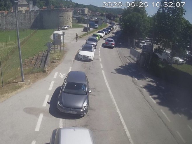 Gužva na prelazima sa Hrvatskom