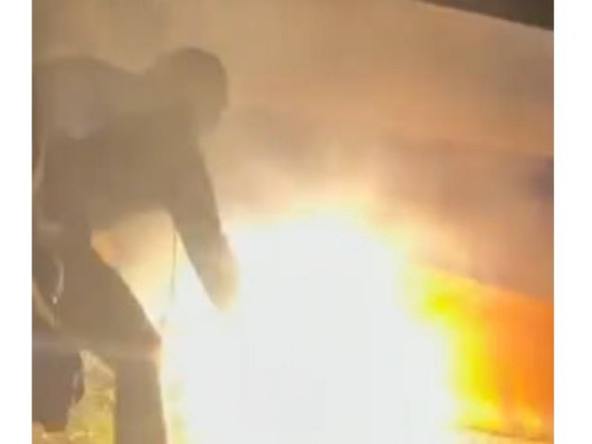 Zapaljena zastava Republike Srpske uz povike "Alahu ekber" - to je ono što se nudi Srbima (VIDEO)