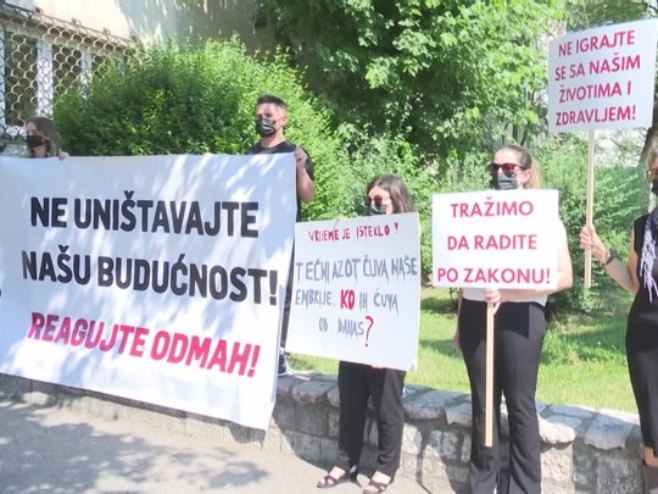 Pacijenti klinike za vantjelesnu oplodnju u Sarajevu izašli na protest - traže hitnu reakciju (VIDEO)