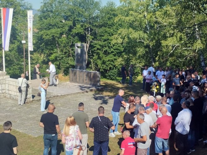 Kod spomen-obilježja u Kasindolu služen pomen za 99 poginulih boraca VRS (FOTO)
