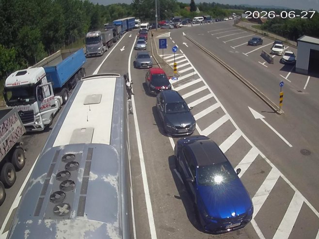 Duge kolone vozila prema Hrvatskoj i Crnoj Gori