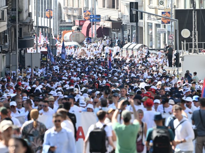 Skup "Srbija jedna porodica" ispred Narodne skupštine u Beogradu, prisustvuju Stevandić, Minić, Dodik (VIDEO)