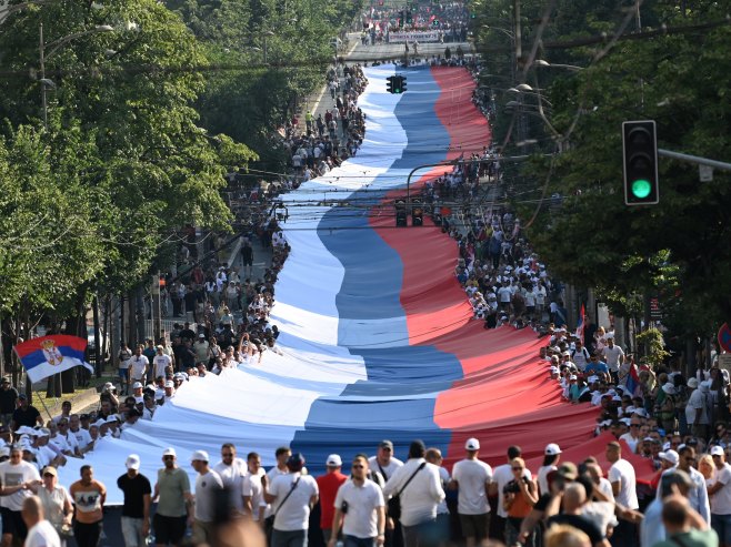 Učesnici skupa u Beogradu  razvili najveću srpsku zastavu do sada, dugu više od 500 metara