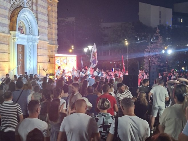 Fenečki biseri u porti Hrama Hrista Spasitelja