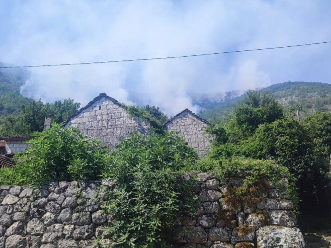 Požar u Popovom Polju i dalje aktivan, situacija teška ali pod kontrolom