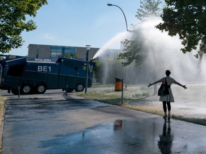 Vodeni topovi rashlađuju građane u Berlinu zbog toplotnog talasa (VIDEO)