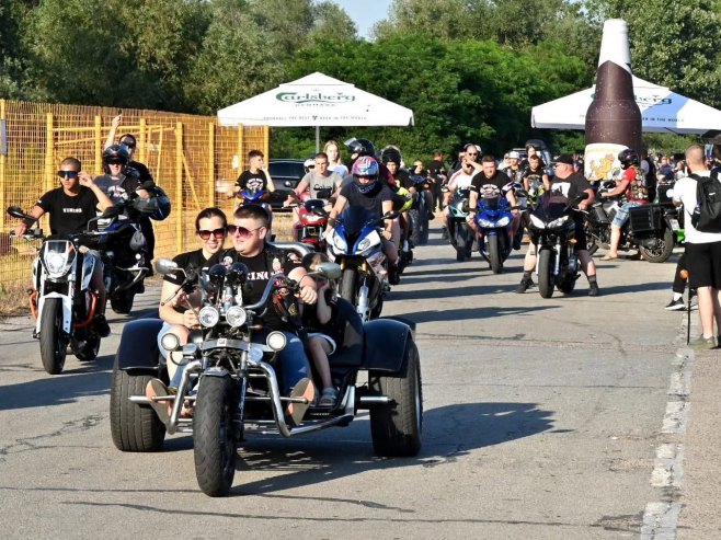 Više od 2.000 bajkera na međunarodnom moto-skupu, prisustvovao i Minić