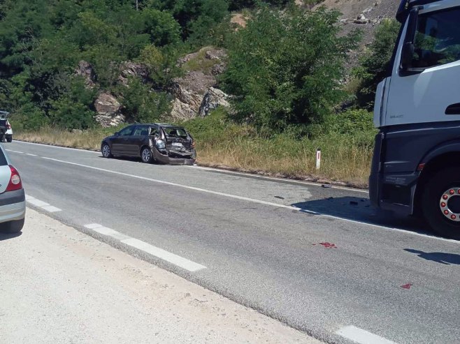 Sudar kamiona i automobila, Donje Zableće kod Ribnika - Foto: SRNA