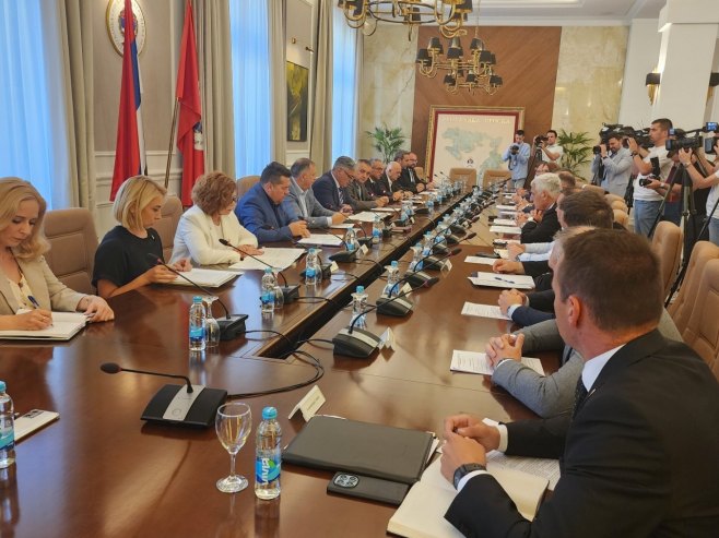 Sastanak povodom obilježavanja 34 godine od stradanja Srba u srednjem Podrinju i Birču (Konferencija za novinare na RTRS)