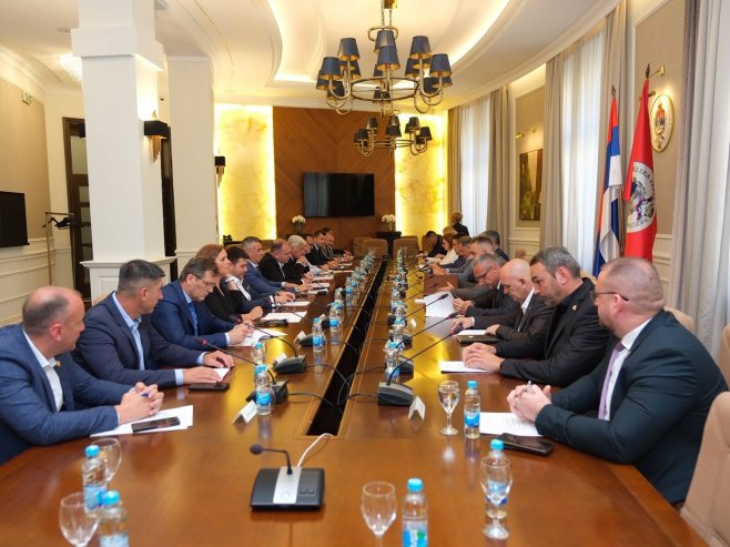 Sastanak povodom obilježavanja 34 godine od stradanja Srba u srednjem Podrinju i Birču (Konferencija za novinare na RTRS)