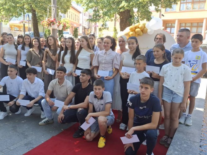 Mrkonjić Grad: Prijem i novčane nagrade za 31 učenika