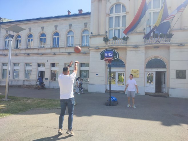 Protestno šutiranje ispred gradske uprave Bijeljina - Foto: RTRS